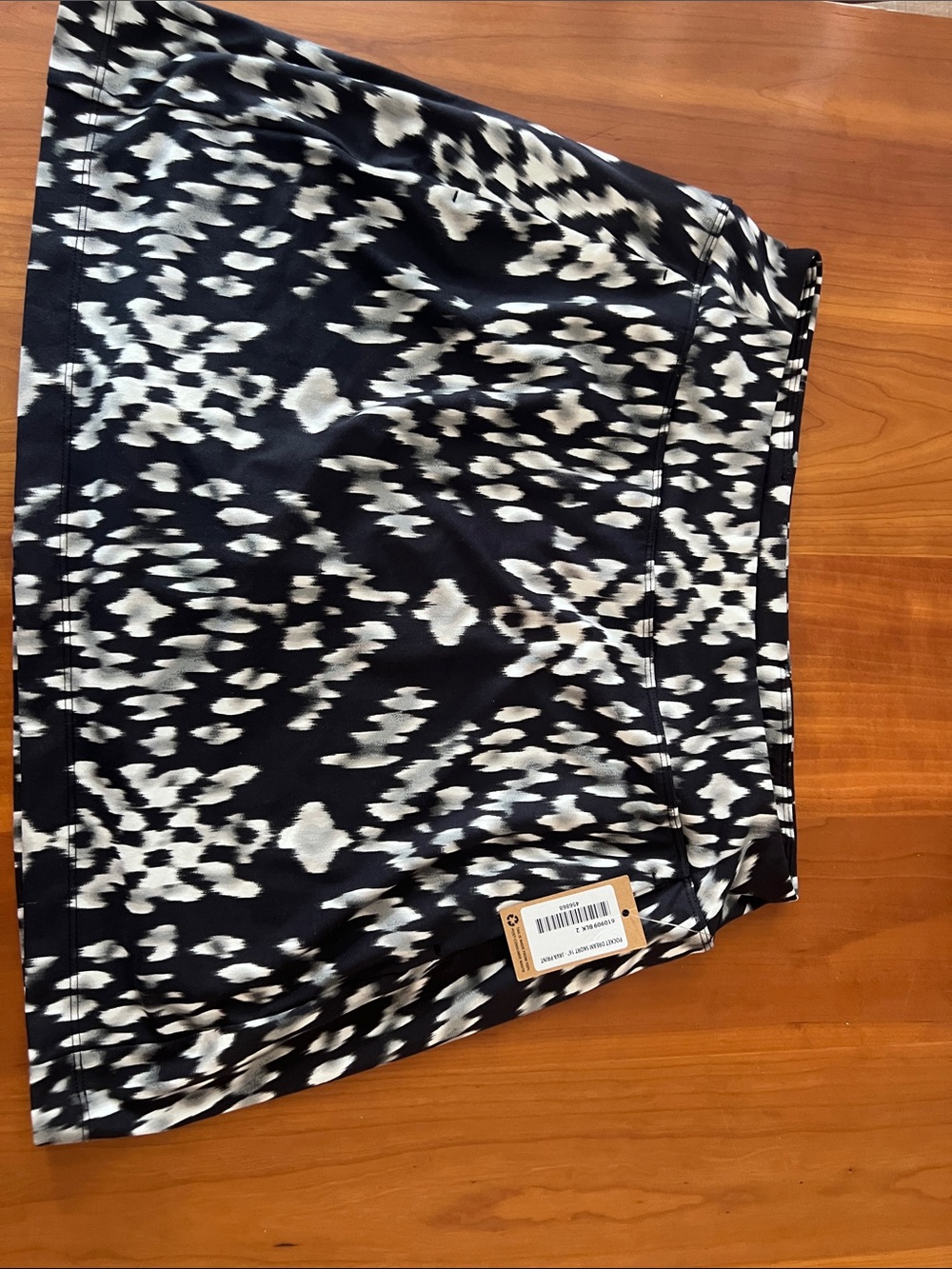 Title Nine Black & White Abstract Print Skort